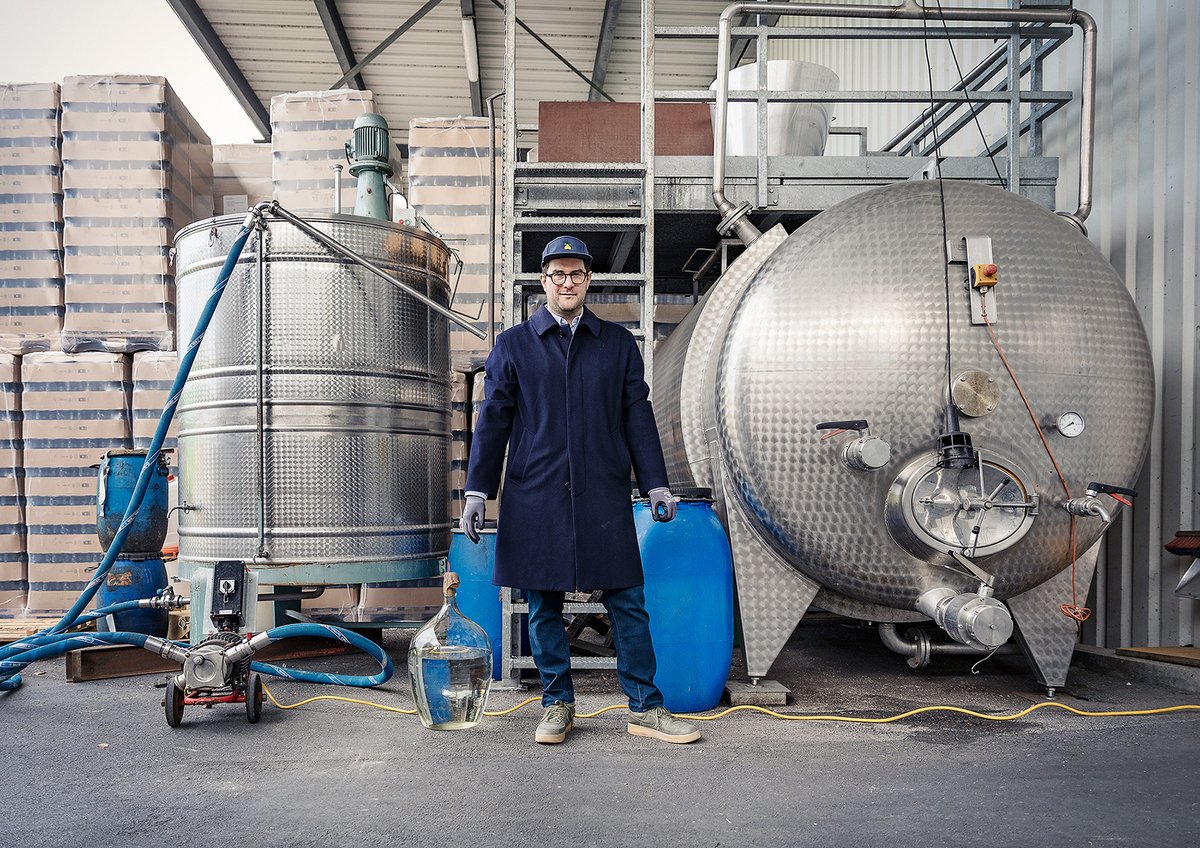 FischerKurt's tweet photo. Projekt »Flasche leer« Spieler u. Funktionäre von @AustriaLustenau haben heute die unzähligen Flaschen geleert, die im ganzen Land gespendet wurden – nun macht die Destillerie #Freihof aus der hochprozentigen Mischung Desinfektionsmittel für unsere Einrichtungen – DANKE! https://t.co/Oj1h3H8XuJ