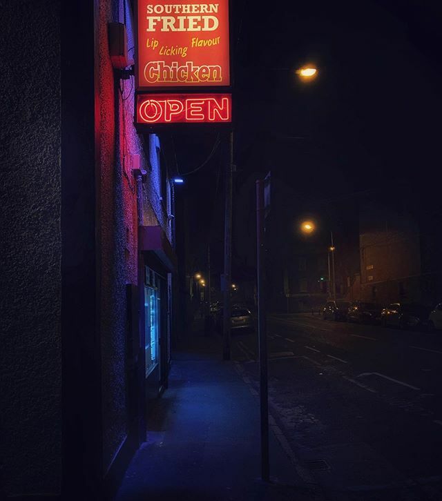 Night, when words fade and things come alive... and there’s lip licking chicken awaiting 🙄 #dublin #stoneybatter #ireland #shotoniphone ift.tt/2Ui23Tr