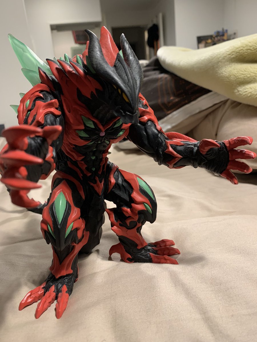 774yumenokatamariノナカノヒト アークベリアル ベリアル二度目の怪獣化 着ぐるみも急遽怪獣化が決定しての急造だったために撮影後の破損が凄かったらしいですね この後は上半身そのままのキメラベロスになりますが 個人的にはデビルマンやスペース