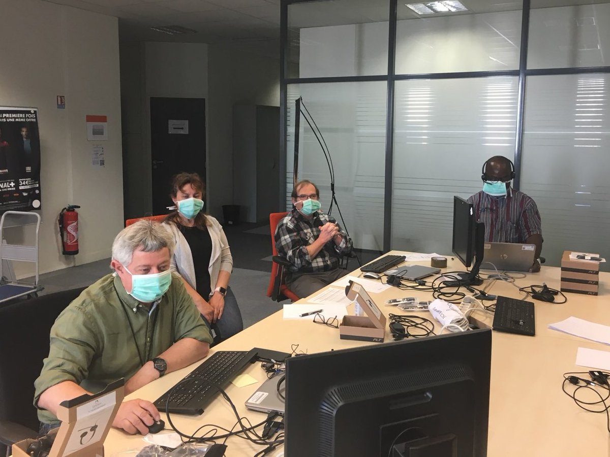 OrangeIDF's tweet photo. #Entraide au sein des équipes #Orange
les équipes logistique et SI ont œuvré toute la semaine pour paramétrer les PC en postes de #télétravail et permettre ainsi au Service Client @OrangeIDF de continuer à répondre à nos clients. Merci🙏🏼
#HerosduReseau #ProudToBeOrange #COVID2019 https://t.co/GKKy4cjpC3