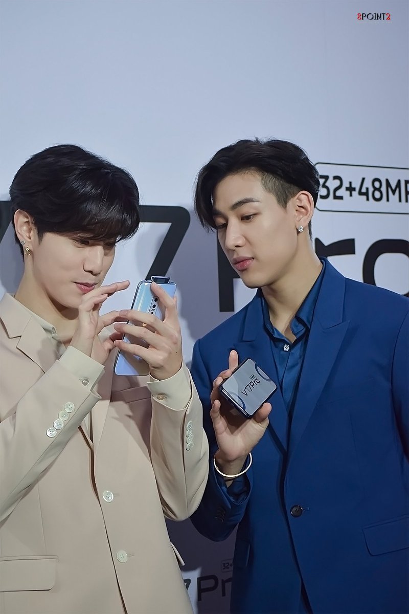 8point2_'s tweet photo. 190930  Vivo V17 Pro 이벤트, 태국

아이😳~ 두분 잘어울려용어어어엉 근데... 뭐 보고있오여?? 👀👀

#갓세븐⁠ #GOT7⁠ #BamBam #뱀뱀 #แบมแบม #Mark #MarkTuan #마크 #段宜恩 #VivoV17Pro #VivoV17ProxMTBB
#V17ProLookBeyondLaunchEvent https://t.co/BNguKw8j4E