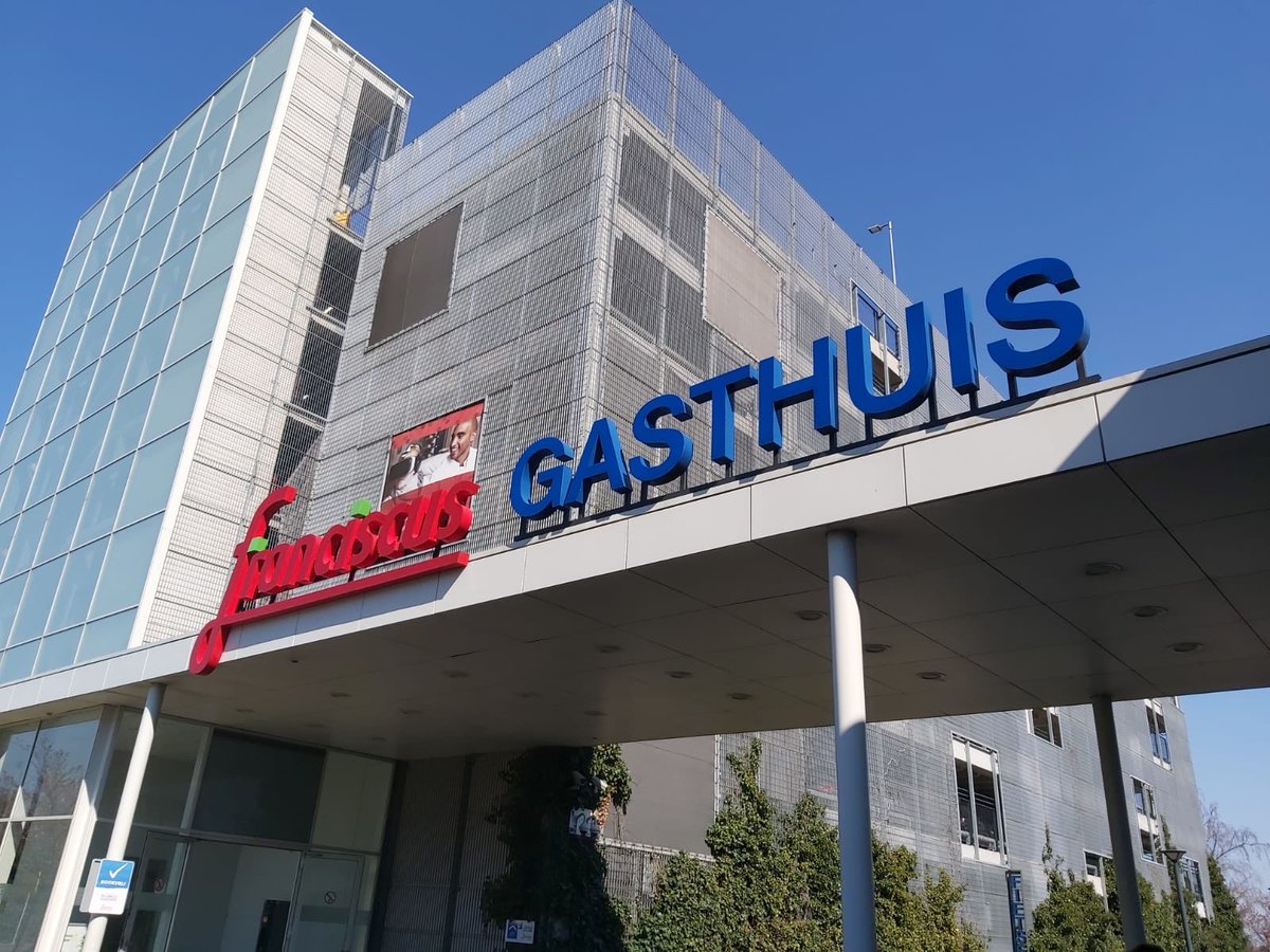 BerkelWijkboa's tweet photo. Vandaag de laatste vuurwerkbrillen die wij hadden naar het #sintfranciscusgasthuis gebracht. Alle beetjes helpen. #lansingerland #rotterdam zo kunnen we elkaar helpen. https://t.co/Fw9NyEwgNS