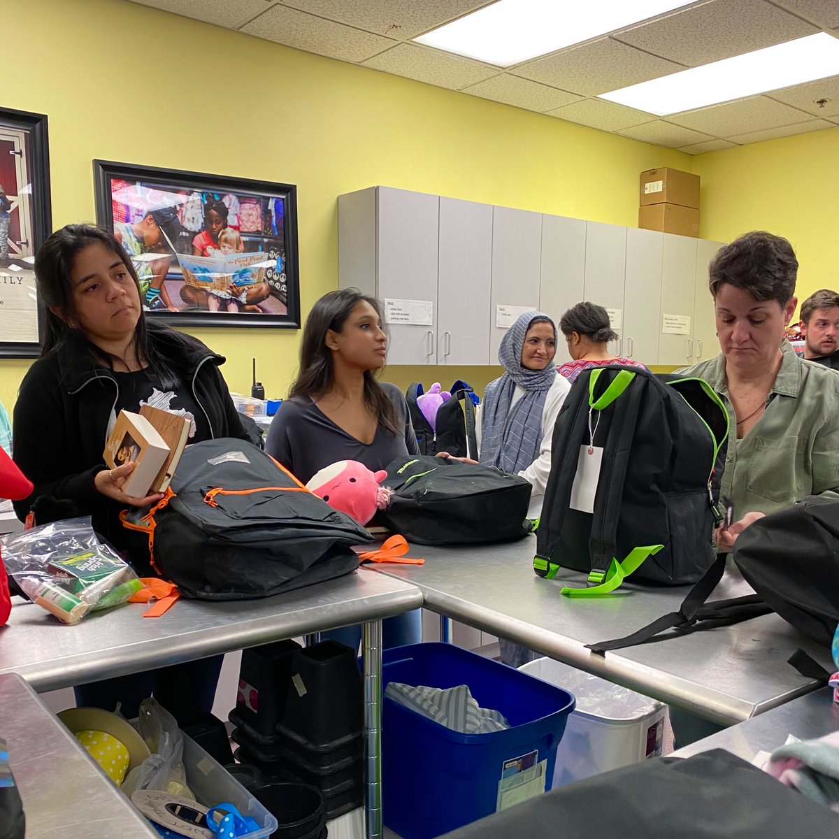 College Gardens (@ibeducatedcges) on Twitter photo Second half of teachers volunteering <a href="/ComfortCases/">Comfort CasesĀ®</a>. So lucky to have Rob stop in to say hello. We are honored to partner and support their work. #ibpyp #tbt #mcps #gatorsgiveback Second half of teachers volunteering <a href="/ComfortCases/">Comfort CasesĀ®</a>. So lucky to have Rob stop in to say hello. We are honored to partner and support their work. #ibpyp #tbt #mcps #gatorsgiveback