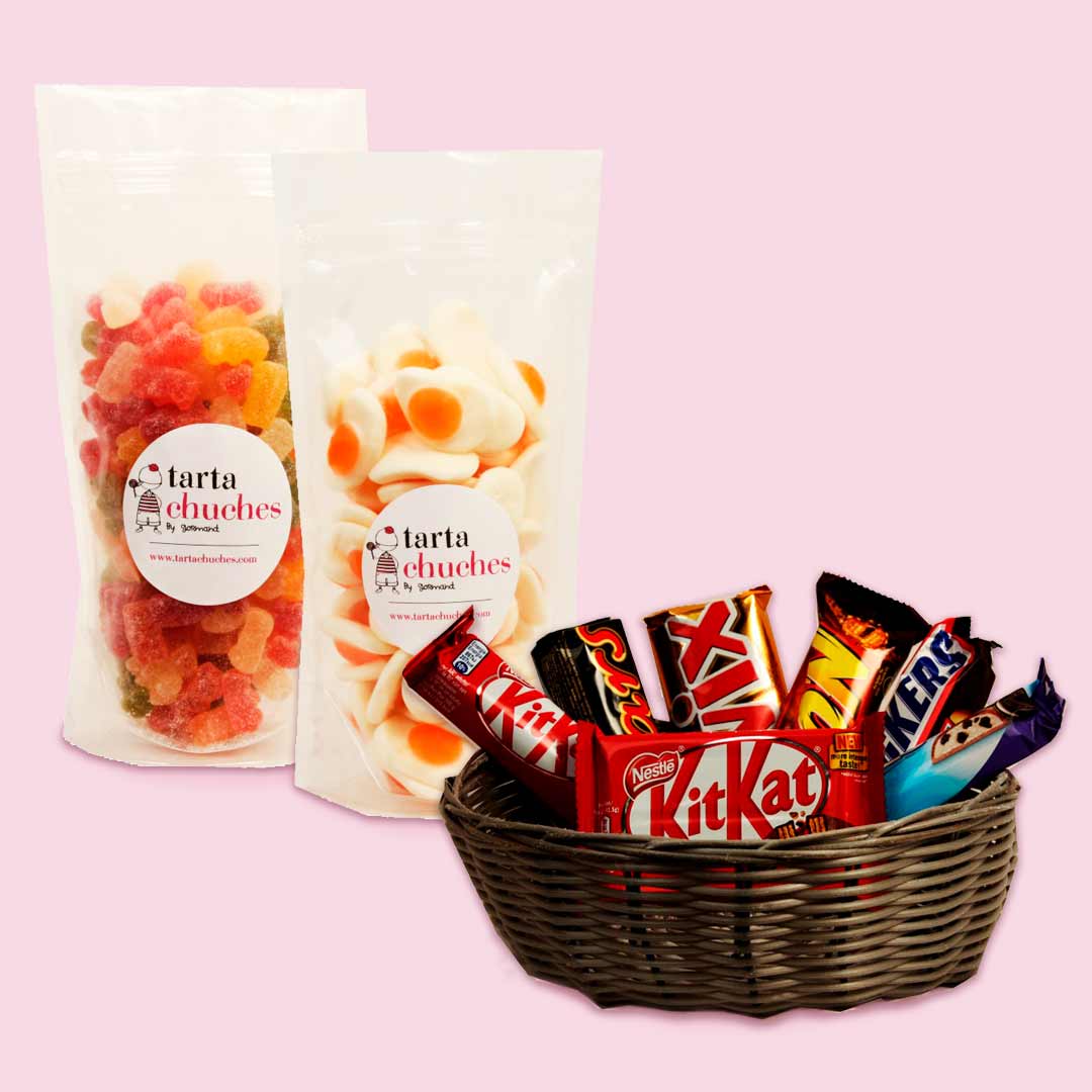 tartachuchescom's tweet photo. En Tartachuches queremos endulzarte estos días de confinamiento 🤗, por eso, hemos preparado cestas llenas de chocolate 🍫 y bolsas con tus chuches preferidas 🍬 https://t.co/6HChujrIFq