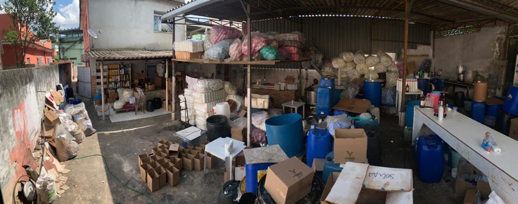 PCERJ's tweet photo. #53DP interdita fábrica clandestina de álcool gel em Mesquita, na Baixada Fluminense. No local, os agentes constataram que o material estava sendo produzido de forma irregular e sem licenças da Vigilância Sanitária para produção, armazenamento ou venda. https://t.co/qjRFadFBP1