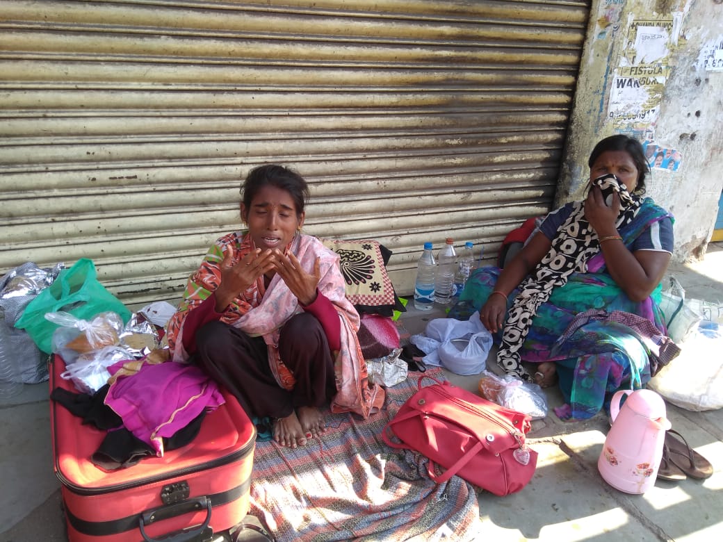 SOS:This is PadmaMohanty from #Odisha
A #heartpatient who went to Mumbai &came to Hyd on way back to #Odisha

She is stranded at the Rethifile Bus stand,Secunderabad & is afraid she may die if left on the road like this. #CoronavirusLockdown

#COVID2019 #Lockdown21 #coronavirus