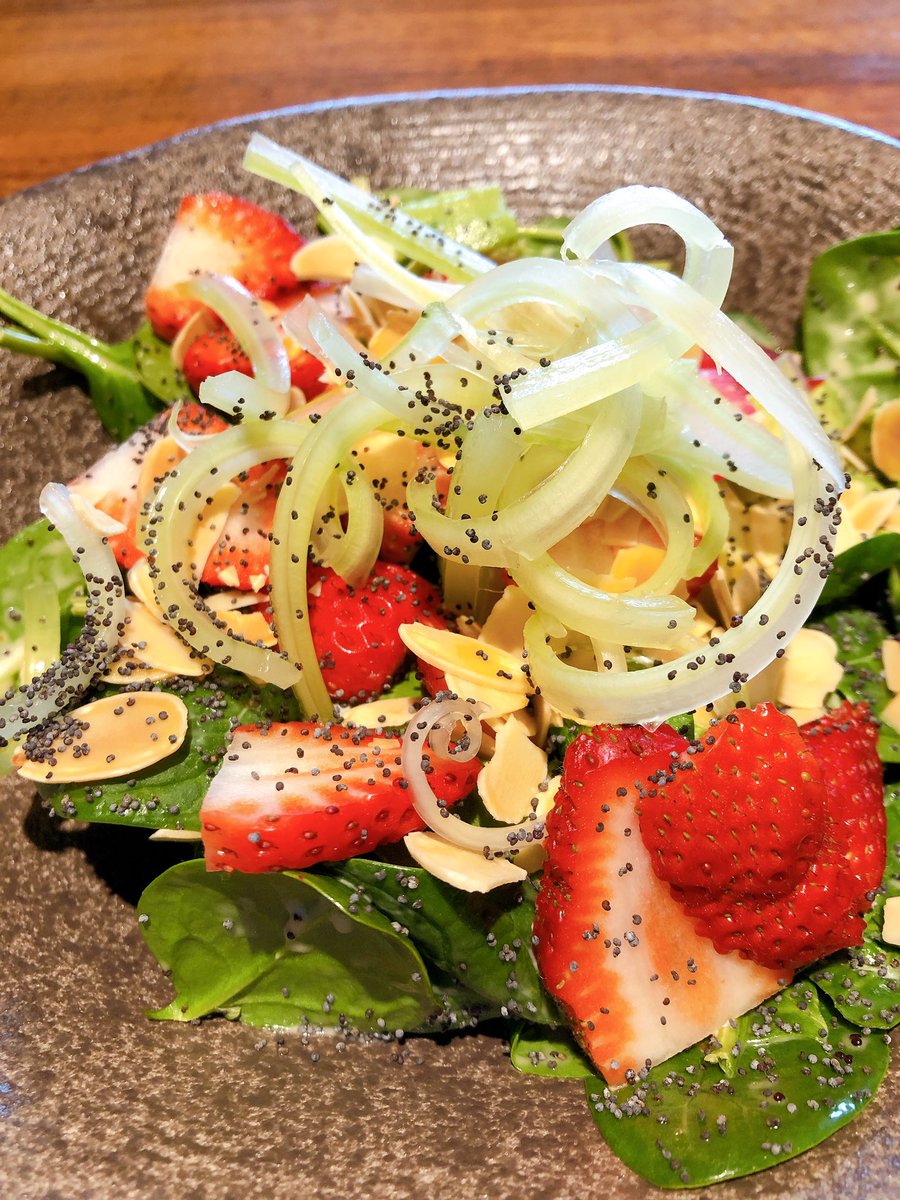 Cultivar_SF's tweet photo. How are you celebrating #NationalSpinachDay? We have a delicious #spring #salad made with #spinach #strawberries #avocado #almonds pairs with @CasparEstate Sauvignon Blanc! Cheers #marina #chestnutst https://t.co/U1wS8XxG8K