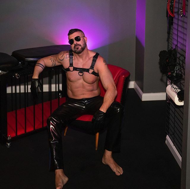 fetish_vienna's tweet photo. C‘mon boi... Daddy will keep you save 😈
.
Model: @simoneritz1
Outfit & Gear: @bonerstorevienna
Location: @vienna.fetish.apartment .
.
#viennafetishapartment #gayfetish #leatherfetish #gayvienna #leatherdaddy #slavecage #masterchair #masterdaddy #le… https://t.co/sy6I1RofeJ https://t.co/c5xFrP5HVY
