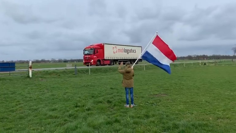 Bart (10) kan zijn ouders door coronacrisis niet zien, behalve als zijn vader langsrijdt in Ommen 💔rtvoost.nl/nieuws/328140/…