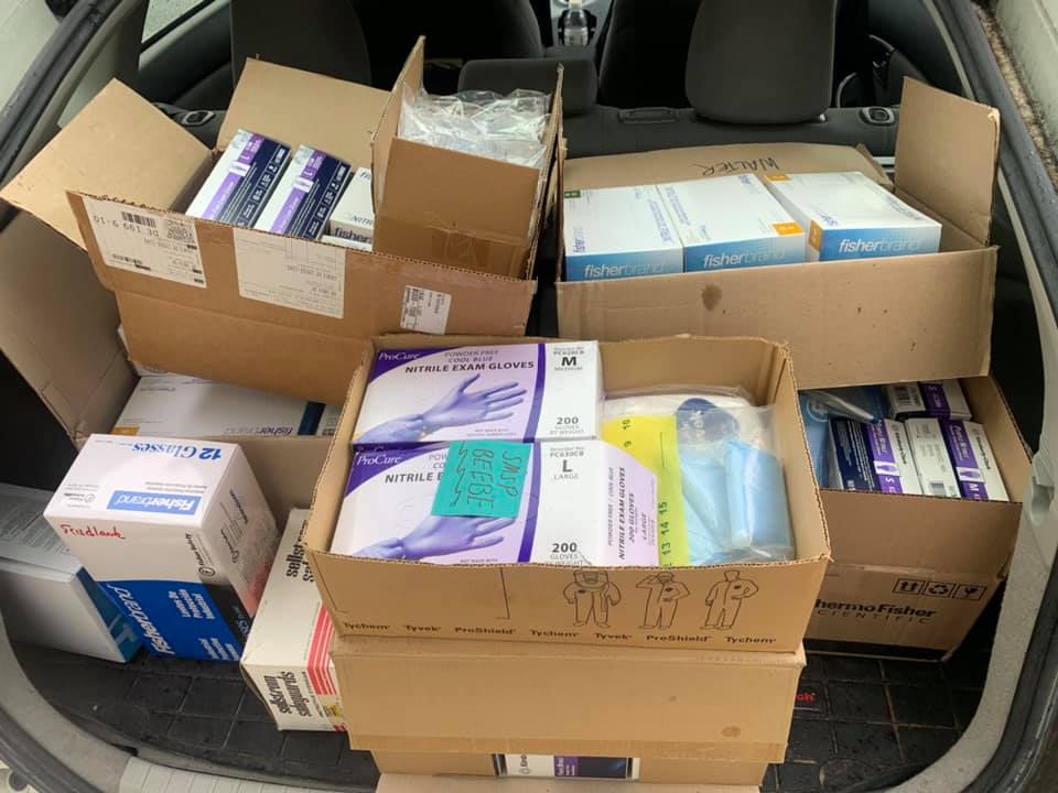 udceoe's tweet image. If you&apos;re looking for a surge of #BlueHenPride today, look no further than our #UDel marine scientists, who donated all the extra Personal Protective Equipment (PPE) gloves from their Lewes, DE labs to Beebe Hospital! 🙌👏