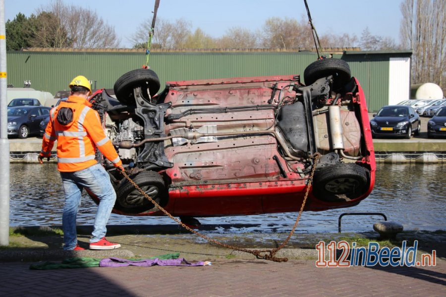 Geparkeerde auto in #Nijkerk rolt vanaf de kade het water in. 112 in Beeld.