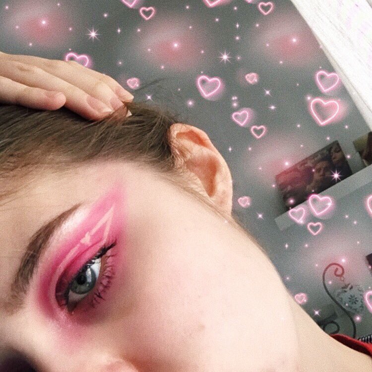 Jour 4 ~ Late Valentin Day Hier je me suis pas maquillée mais j’avais grave la flemme et puis je devais rattraper mes cours. Bref sinon j’aimais bien les deux photos meme si elles se ressemblent . J’ai recrée le make up de @.jodiemakeup_ sur instagram ! 