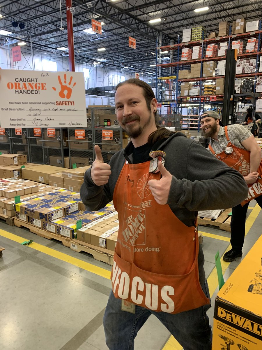 Looking out for his people by ensuring safe MHE operation in SR4 drop zone. #COH. ⁦<a href="/TroyDFC6707/">THD DFC #6707</a>⁩ ⁦@JohnKossick⁩ ⁦<a href="/SMeyerTHD/">Saige M</a>⁩