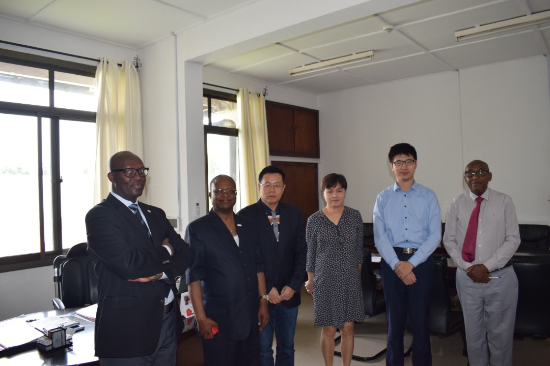  Li Changlin, ambassadeur de la  #Chine au  #Burundi s'est entretenu ce 26/03/2020 avec Katiyunguruza Anselme, président de la  @croix_rougebdi pour "établir une stratégie de collaboration entre les 2 pays dans la prévention du  #COVID19"