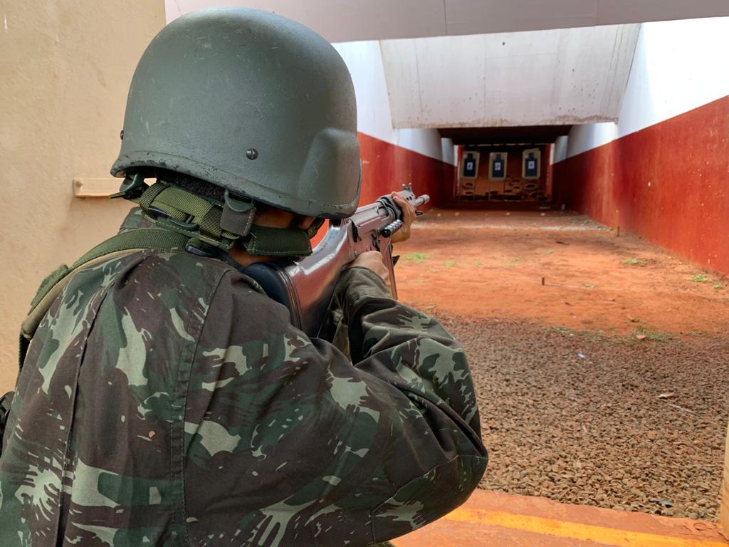 CmdoCMO's tweet photo. Campo Grande/MS - 20° Regimento de Cavalaria Blindado realiza tiro de instrução básico com os Soldados do Efetivo Variável. A capacitação profissional, incluindo a realização do tiro de fuzil, é fundamental para manutenção da operacionalidade da tropa
#Pantanal
#LutaremosSemTemor https://t.co/dmIFQ2hqI4