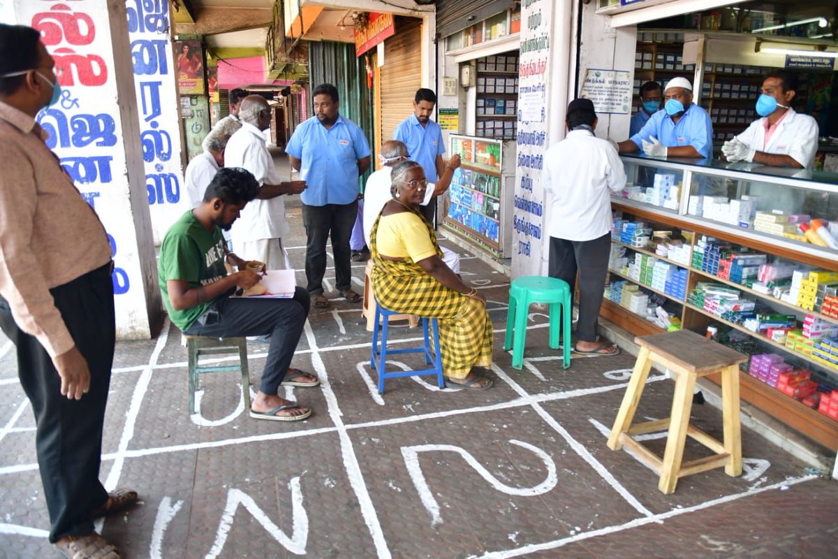 CMOTamilnadu's tweet photo. கொரோனா தொற்றின் தீவிரத்தை உணர்ந்தும், சமுதாய பொறுப்புணர்ந்தும் நம் தமிழக மக்கள் சமூக இடைவெளியை கடைபிடிப்பது வரவேற்கத்தக்கது.

அனைவரும் இதனை பின்பற்றிட கேட்டுக் கொள்கிறேன்.

#SocialDistancing #TamilNadu #Corona https://t.co/tunPKZZlt4