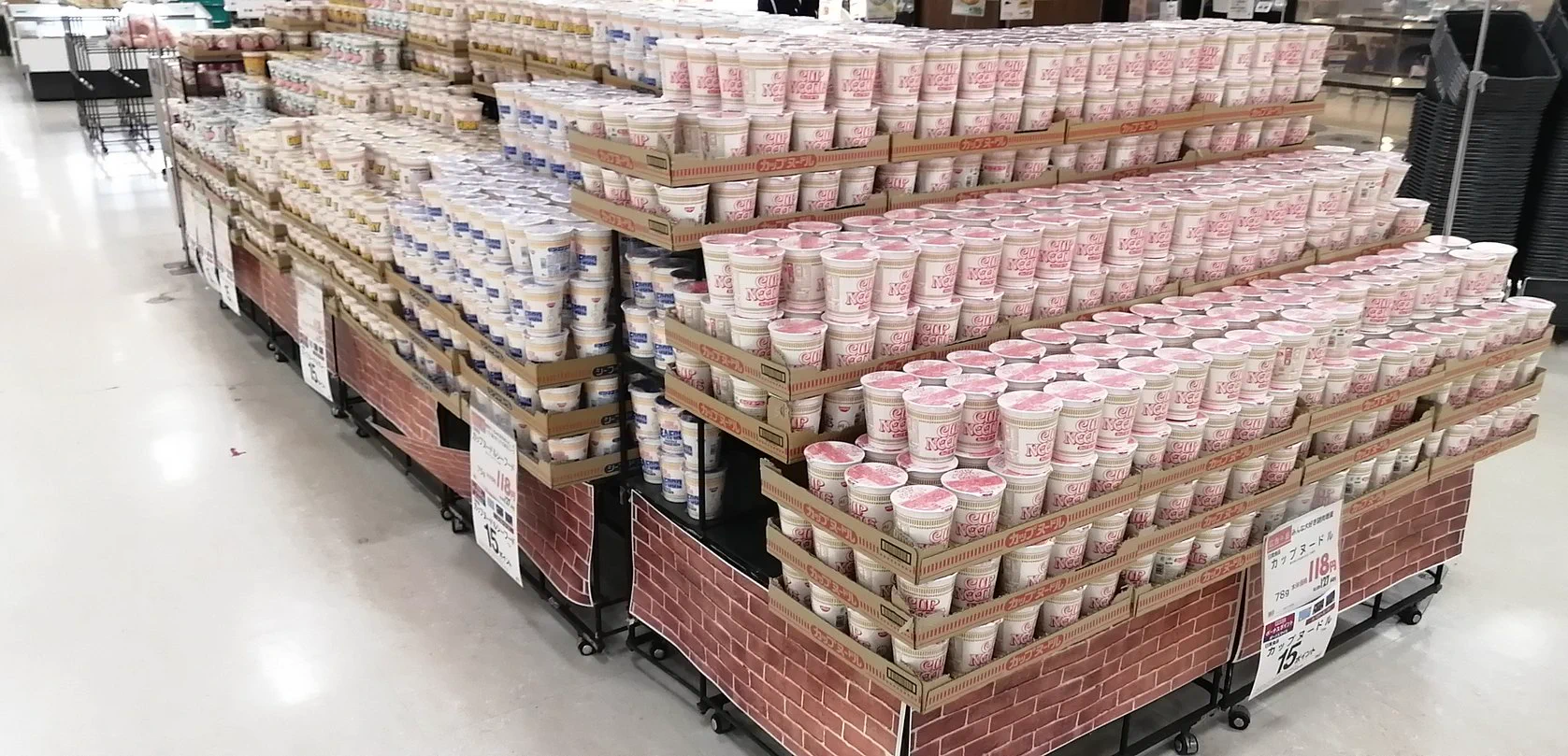 カップ麺の買い占めが発生した結果？イオンは大量に売り出してるwww