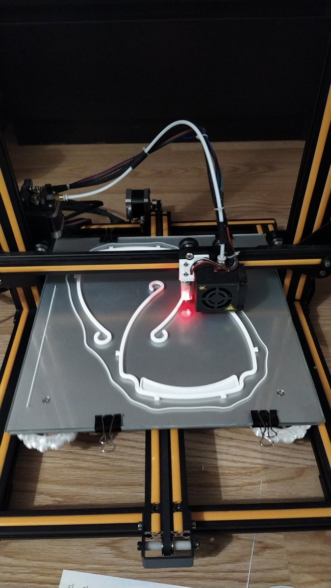 On s'active entre membres du Fablab pendants le #confinement ! Fabrication de visières pour les personnes exposer au #COVID2019 
#3Dprinting