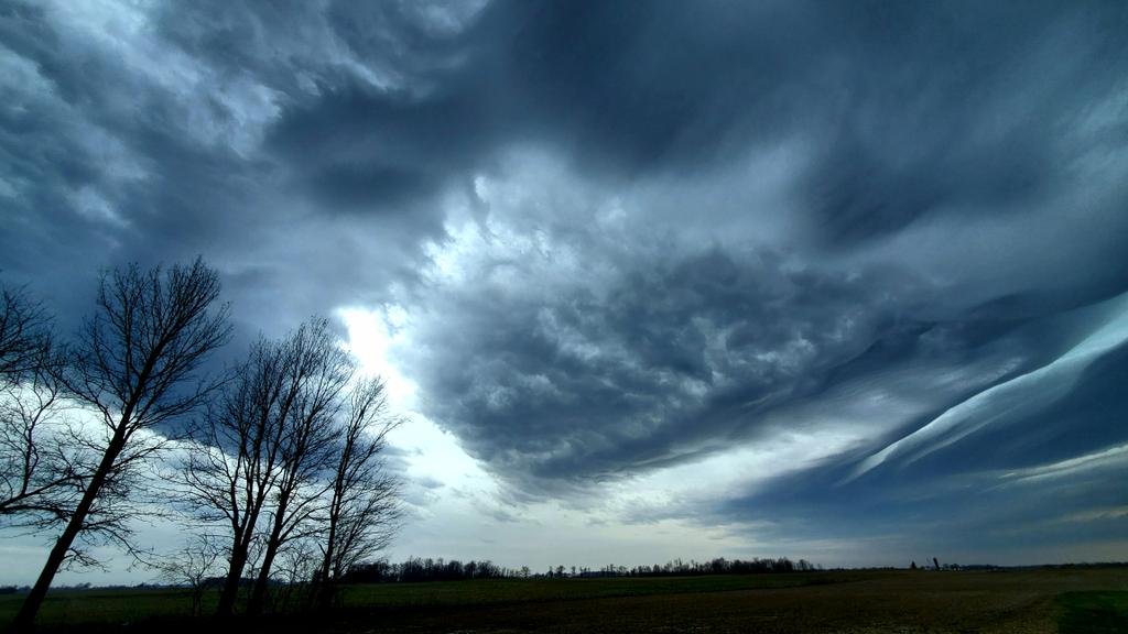 PenjaminHudson's tweet image. Some absolutely stunning cloud formation today outside Frankton, IN. 
3/26/20
3:15pm
@wthr @angelabuchman