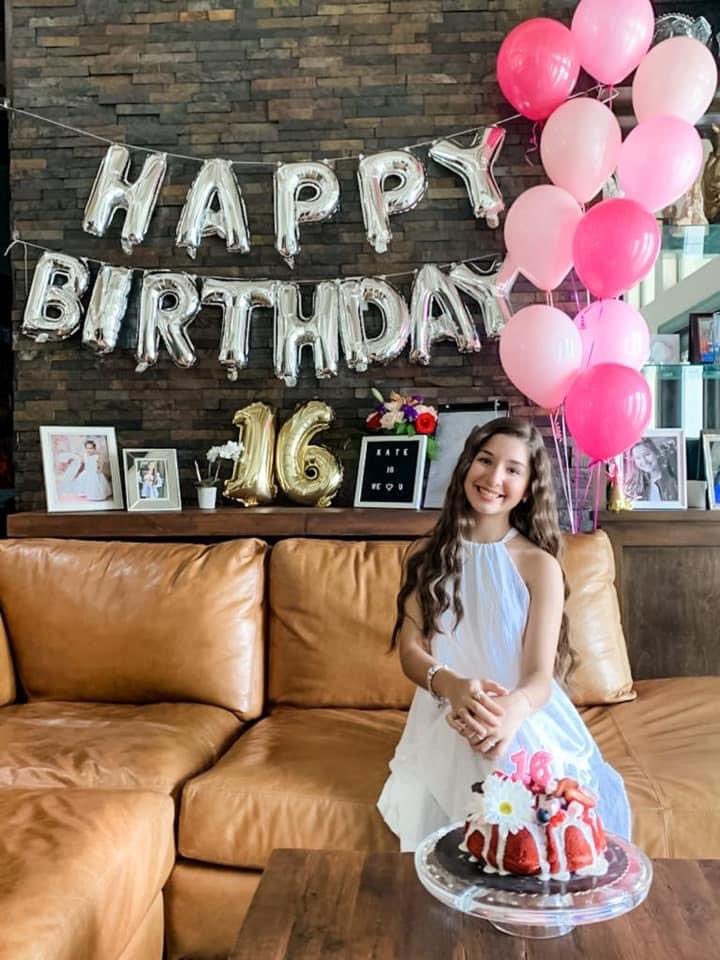 KatePerezz's tweet photo. spending my sweet 16 in quarentine🥰🎂 https://t.co/lVg2Xjc8wG