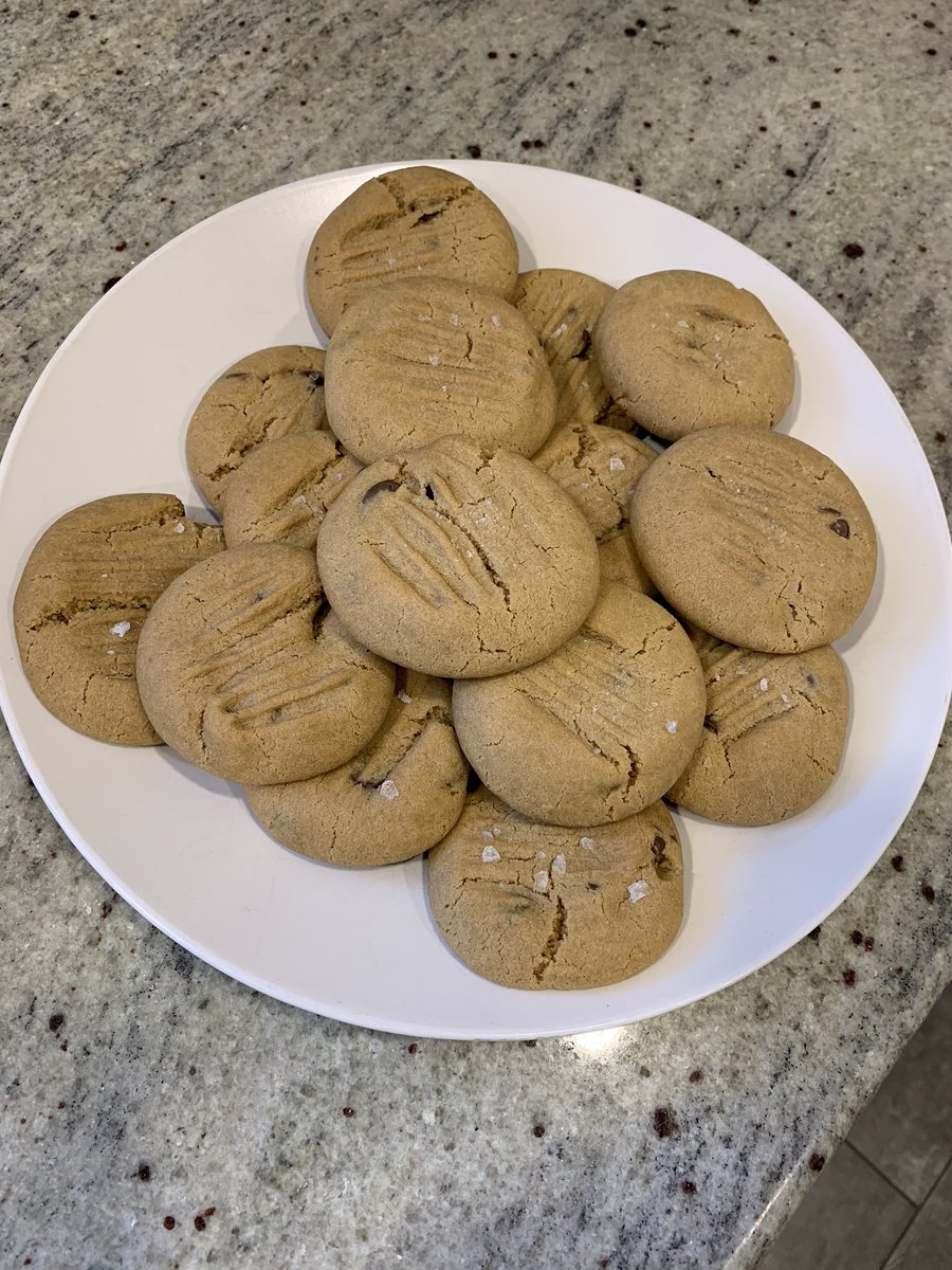 kyleshew's tweet photo. Did anyone else have homemade chocolate chip cookies for breakfast? #onlysixleft https://t.co/U5aRWBqSBv