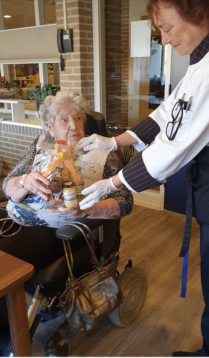 buitenbosch_'s tweet photo. Vandaag mochten wij namens https://t.co/1s3CyhFcG6 alle bewoners van de Meente een heerlijk verrassingspakketje aanbieden om ze een hart onder riem te steken in deze spannende en onzekere tijd! #leteenbeetjeopelkaar https://t.co/e8joCcsQ93