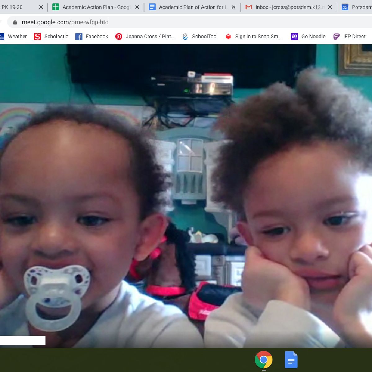 PotsdamCSD's tweet photo. Mrs. Cross held a LIVE read aloud for her Pre-K students. She had 17 different 4-year-olds using the technology, listening to the story, and talking to each other! She was able to say hello individually to each one. #DistanceLearning #SandstonerFam https://t.co/ePyndyif1Y