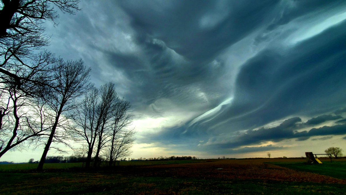 PenjaminHudson's tweet image. And the tail end of the aforementioned front. So beautiful. 
Frankton,  IN - 3/26/20 - 3:45pm
@WTHRcom @angelabuchman
