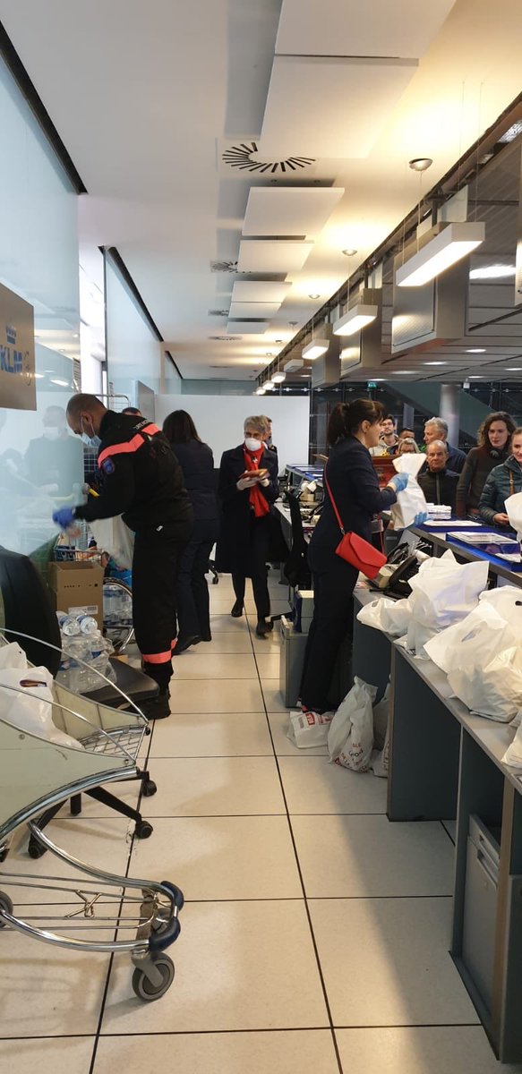 Big up ce soir aux équipes de <a href="/ParisAeroport/">Paris Aéroport</a> qui distribuent repas et boissons aux passagers qui passent la nuit à #CDG 👏