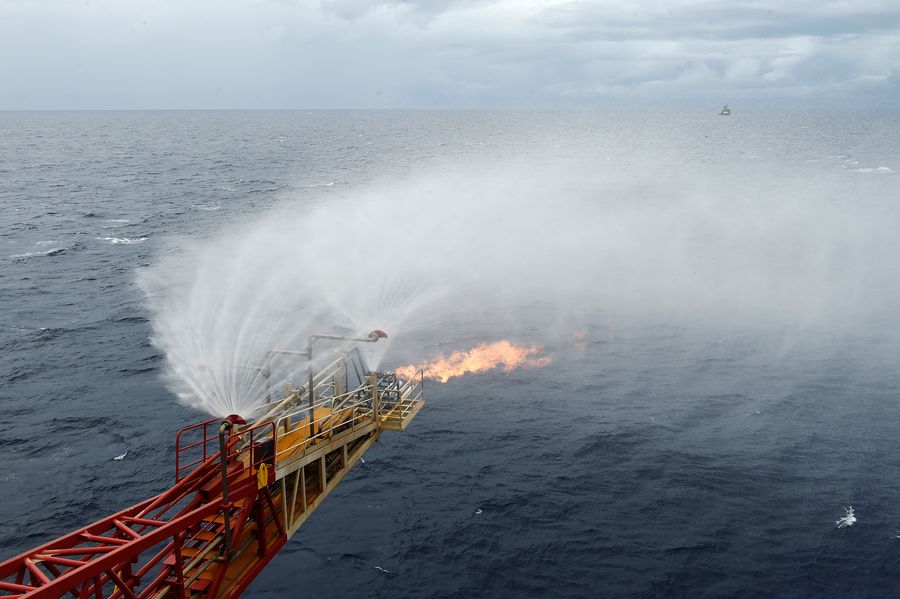 PDChina's tweet photo. #China sets new world records in #FlammableIce #exploration in #SouthChinaSea, with 861,400 cubic meters of gas extracted and an average daily extraction of 28,700 cubic meters, according to the Ministry of Natural Resources Thursday https://t.co/mtE5hHXINM