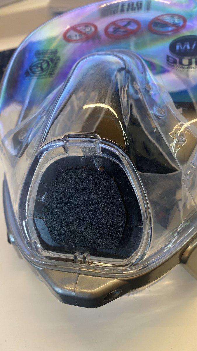 Sellando la válvula frontal de las máscaras de <a href="/CressiItaly/">Cressi</a> para probar hoy en el hospital 12 de Octubre como máscara para respiración asistida.