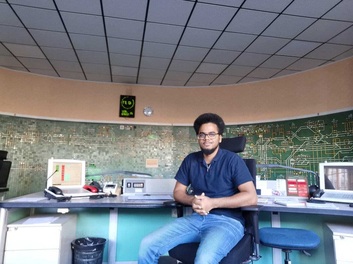 Lenfant28's tweet photo. Nuit et jour, les agents SNCF Reseau de Paris Est travaillent sur le terrain ou au central d’alimentation des caténaires pour que les trains roulent : TGV sanitaire, Transilien des infirmières, FRET vitaux....Bravo à ces travailleurs de l’ombre ! #SNCFRéseau #InfrapoleParisEst https://t.co/TYw2GE6Uxv