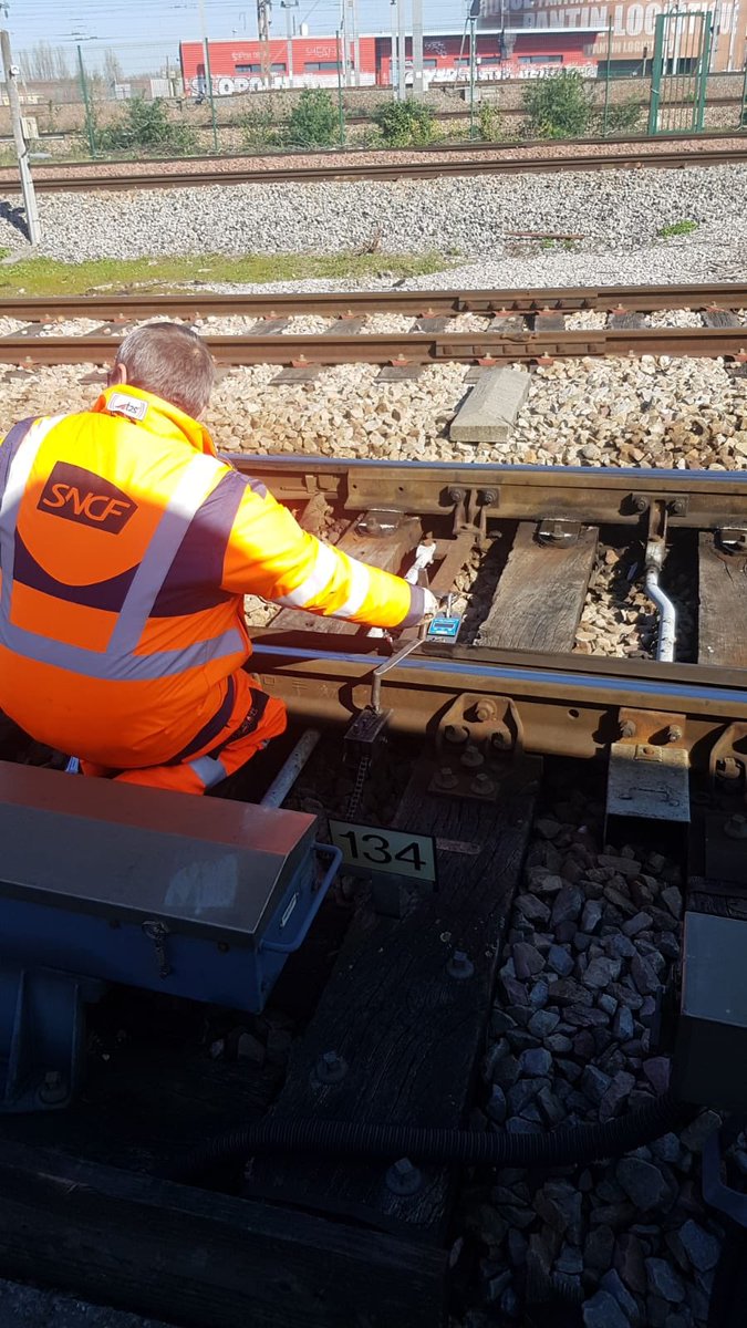 Lenfant28's tweet photo. Nuit et jour, les agents SNCF Reseau de Paris Est travaillent sur le terrain ou au central d’alimentation des caténaires pour que les trains roulent : TGV sanitaire, Transilien des infirmières, FRET vitaux....Bravo à ces travailleurs de l’ombre ! #SNCFRéseau #InfrapoleParisEst https://t.co/TYw2GE6Uxv