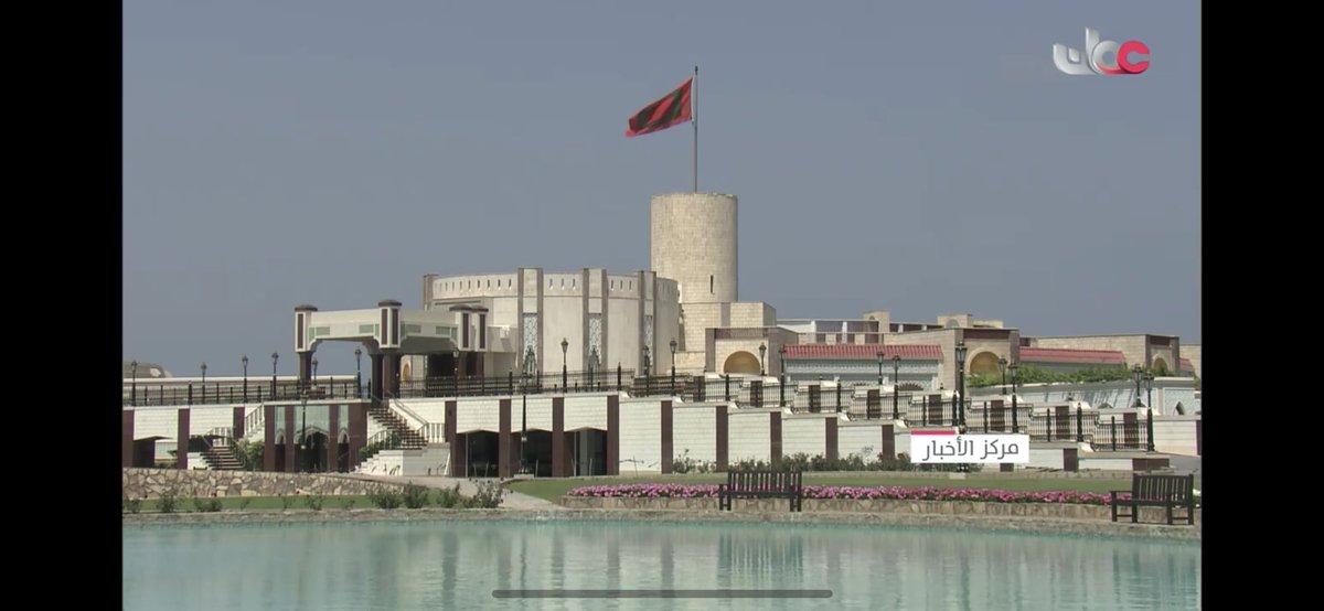 تخيل القيادة والإدارة دائرتين
في الوقت الذي تضرب فيه الأزمة، تتداخل الدائرتان إلى حد كبير.  مع تطور الأحداث يتحرك النشاطان بعيدًا عن بعضهما البعض.

القادة الأكثر فعالية في الأزمات يكلفوا أشخاص اخرين بإدارة الحاضر بشكل جيد مع تركيز القائد انتباهه على الأزمة نحو مستقبل أكثر وأعد.