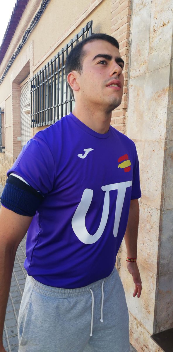 TorralbaUltras's tweet photo. Con el 4 @DonCisterciense 
- El Capi del equipo. 
-O pasa el tío o pasa el balón. 
-Banda Derecha 
-Amante del condumio y las mujeres. https://t.co/CDppWfFpZl