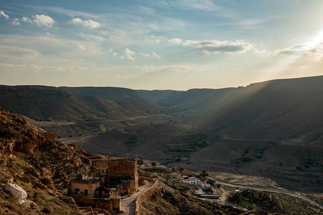 #Quarantine got you dreaming of wide-open spaces? Now's a great time to research locations for your next adventure. Visit our website to get a quote on a custom tour. Link in bio. 🐪🎈 #visittunisia #chenini #engagingtravel #traveldeeper ift.tt/2QOyo27