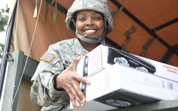 fema's tweet photo. As all federal agencies continue to coordinate the #COVID19 response efforts, thousands of @DeptofDefense members are also on the frontlines to help keep communities safe nationwide. 👇 

1/4 https://t.co/CoYunFgYFu