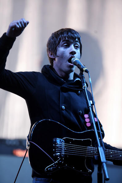 FILTERMexico's tweet photo. #ConciertosEnCasa Arctic Monkeys encabezó Glastonbury 2007 con una presentación cargada de clásicos, b-sides, covers y colaboraciones. Véanla completa: https://t.co/DdEvIozSOt https://t.co/iCBUAktjEu
