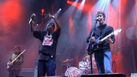 FILTERMexico's tweet photo. #ConciertosEnCasa Arctic Monkeys encabezó Glastonbury 2007 con una presentación cargada de clásicos, b-sides, covers y colaboraciones. Véanla completa: https://t.co/DdEvIozSOt https://t.co/iCBUAktjEu