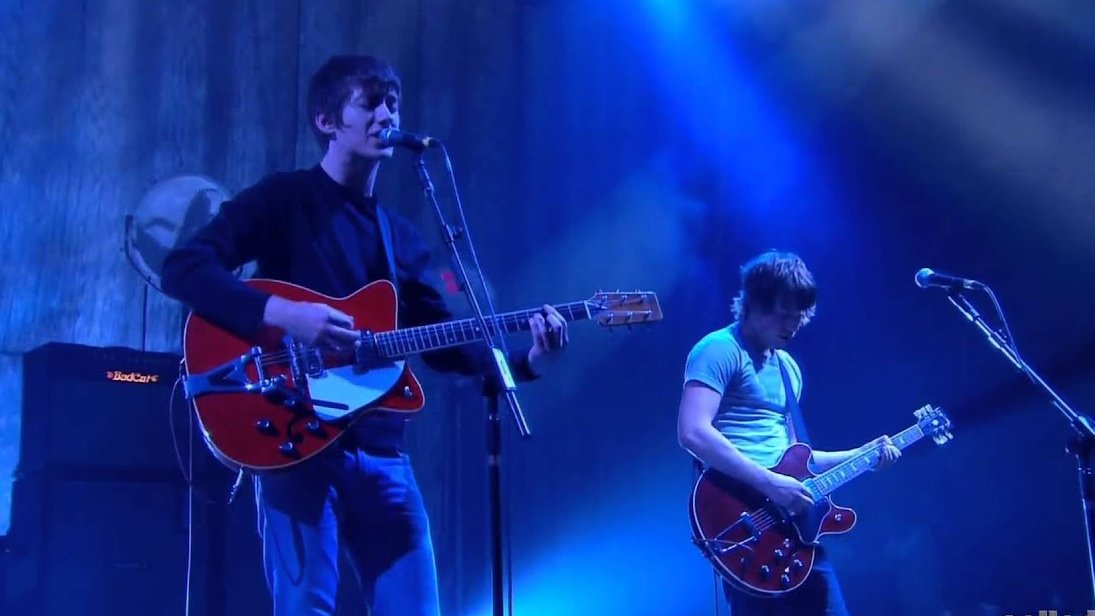 FILTERMexico's tweet photo. #ConciertosEnCasa Arctic Monkeys encabezó Glastonbury 2007 con una presentación cargada de clásicos, b-sides, covers y colaboraciones. Véanla completa: https://t.co/DdEvIozSOt https://t.co/iCBUAktjEu
