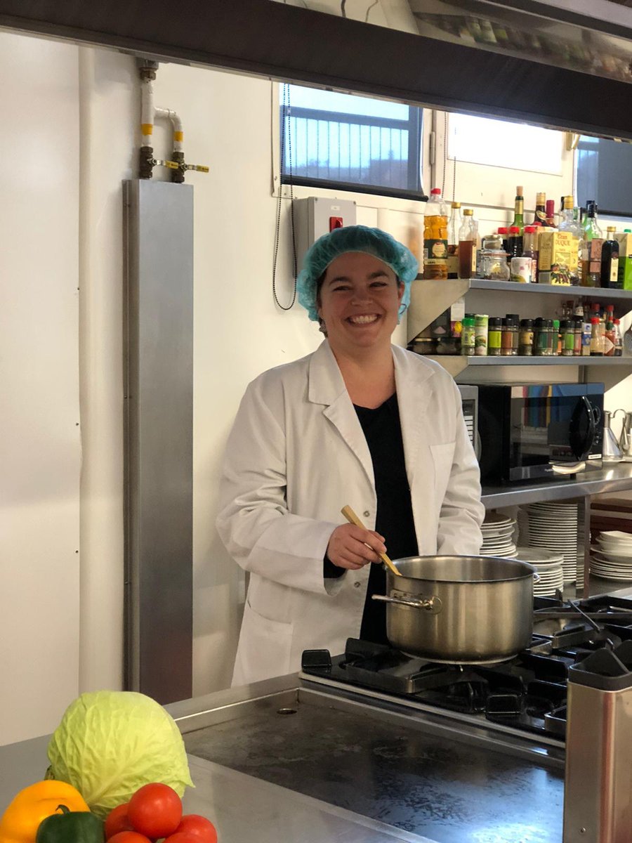 Aquest mes al blog de la <a href="/UVic_FCSB/">Facultat de Ciències de la Salut i el Benestar</a> coneixem a la Blanca Ribot! És professora d'#uvicnutricióhumanaidietètica, li agrada anar al teatre 🎭 i se li encenen les paelles a la cuina! 🍳🔥 Vols llegir l'entrevista sencera? 😉 bit.ly/2yc4a2D