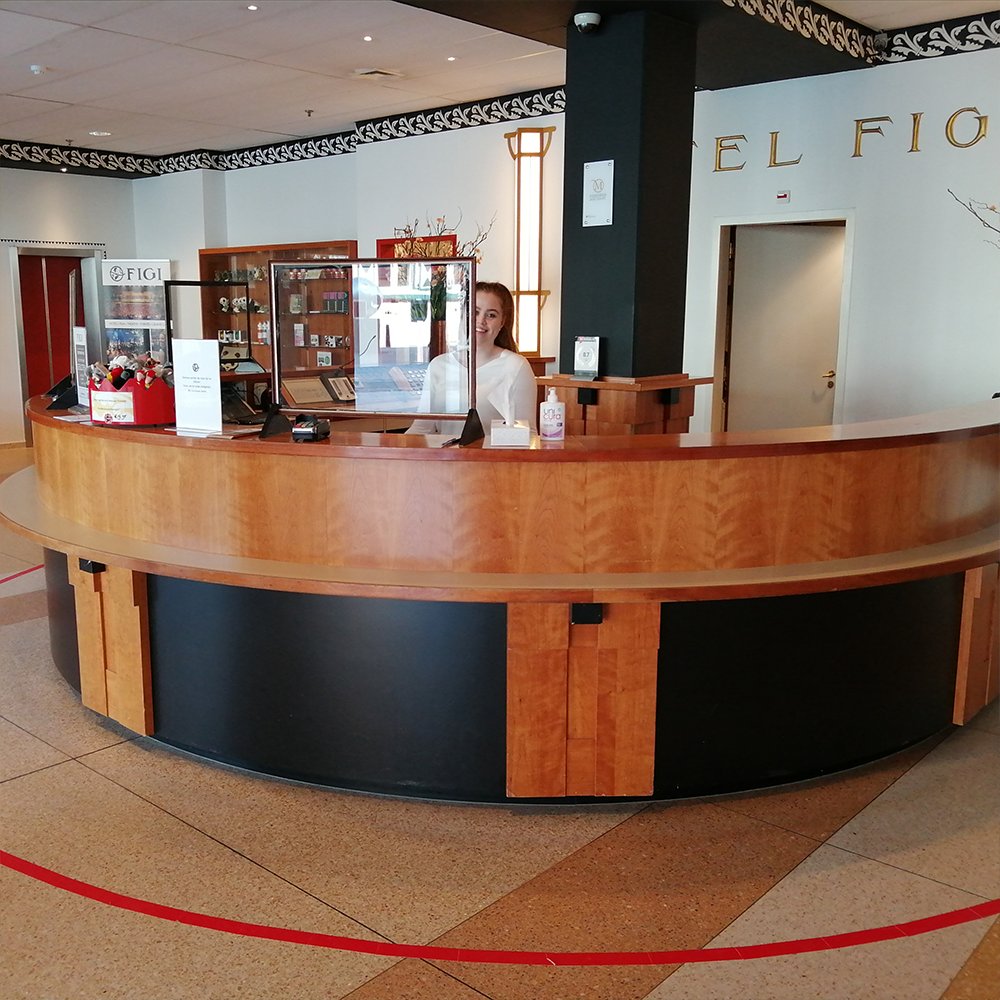htfigi's tweet photo. De gezondheid en veiligheid van onze gasten en medewerkers staat bij ons op 1❤️Onze toneelmeester heeft 3 veiligheidsschermen gemaakt voor de hotelreceptie en op de vloer een markering van 1,5 meter aangebracht🙌Danique voelt zich veilig 🙏Tom bedankt! #TeamFigiUpdate https://t.co/ongBpH0D7N
