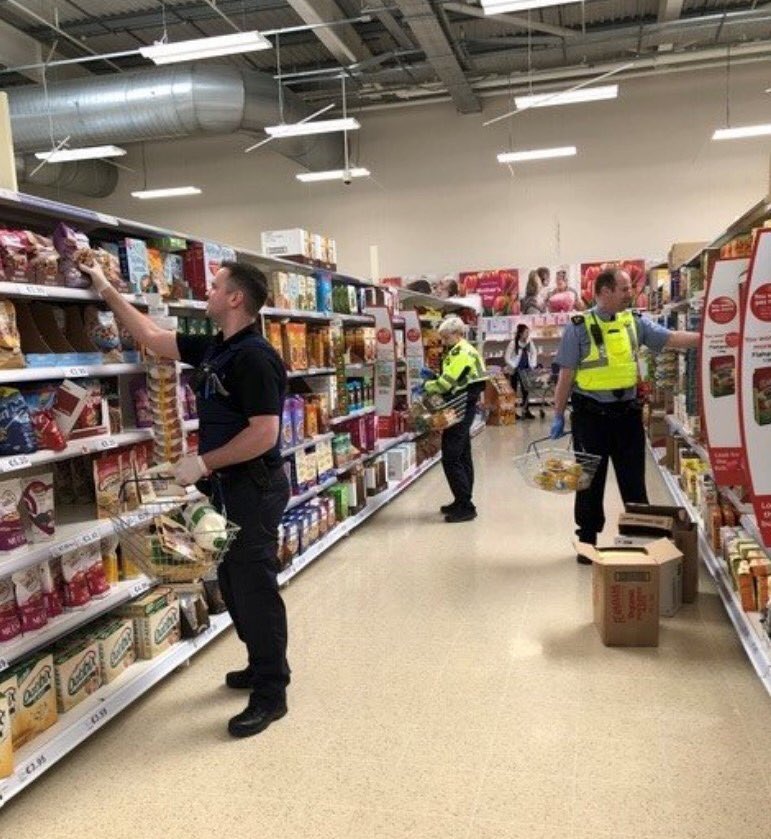 CorksRedFM's tweet image. An Garda Síochána have shared this image of members of the Gardaí shopping on behalf of elderly and vulnerable individuals in the community to keep them safe. Fantastic work 👏🏻