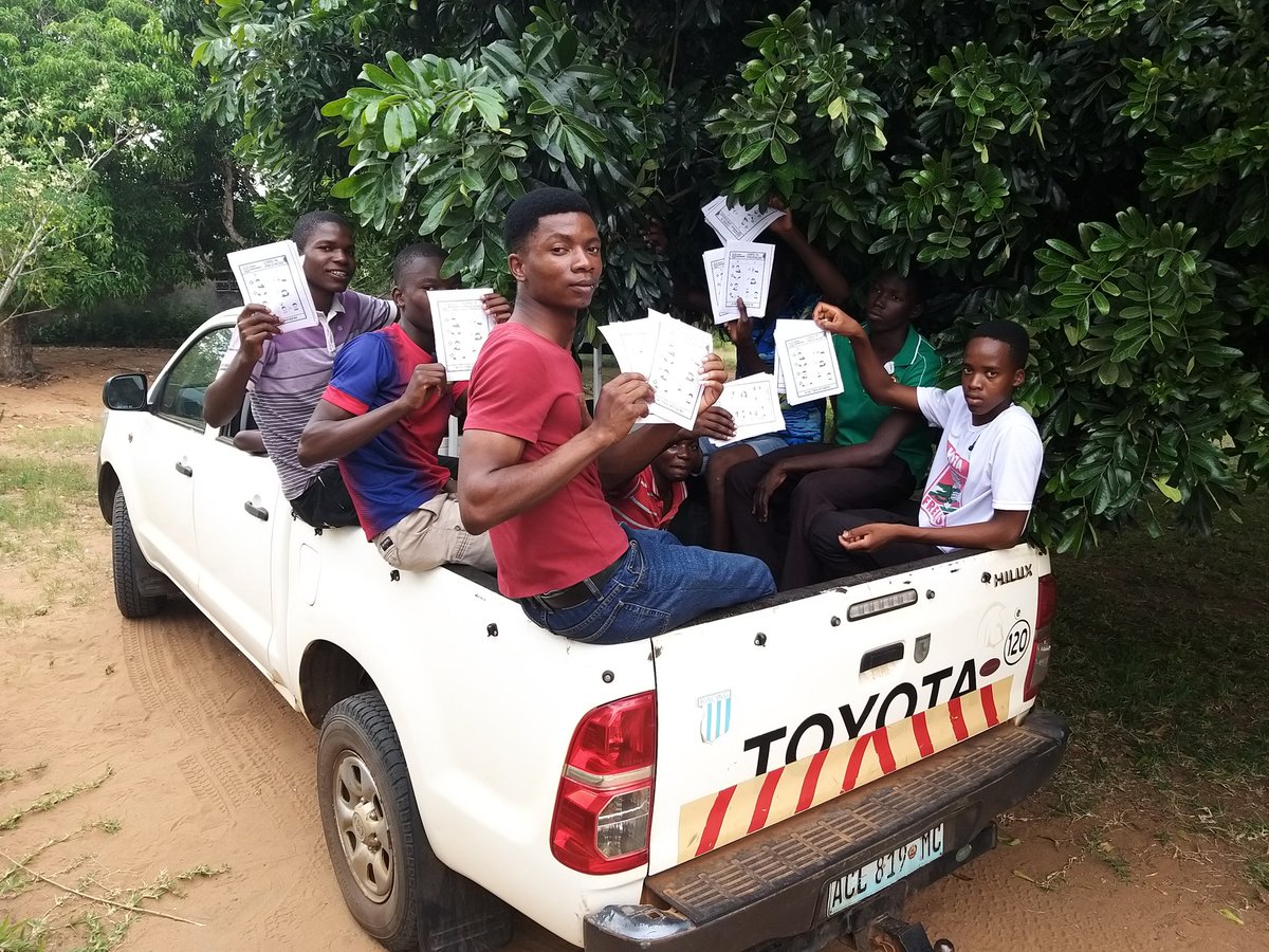 Sale el primer grupo de jóvenes, formados sobre prevención al coronavirus, a dar información a las familias y dejarles un folleto explicativo.
Acá no hay TV ni radio.
La gente no sabe cómo prevenir.
Ellos también van a cuidarse en esas visitas a las casas.
Cada día, una zona.