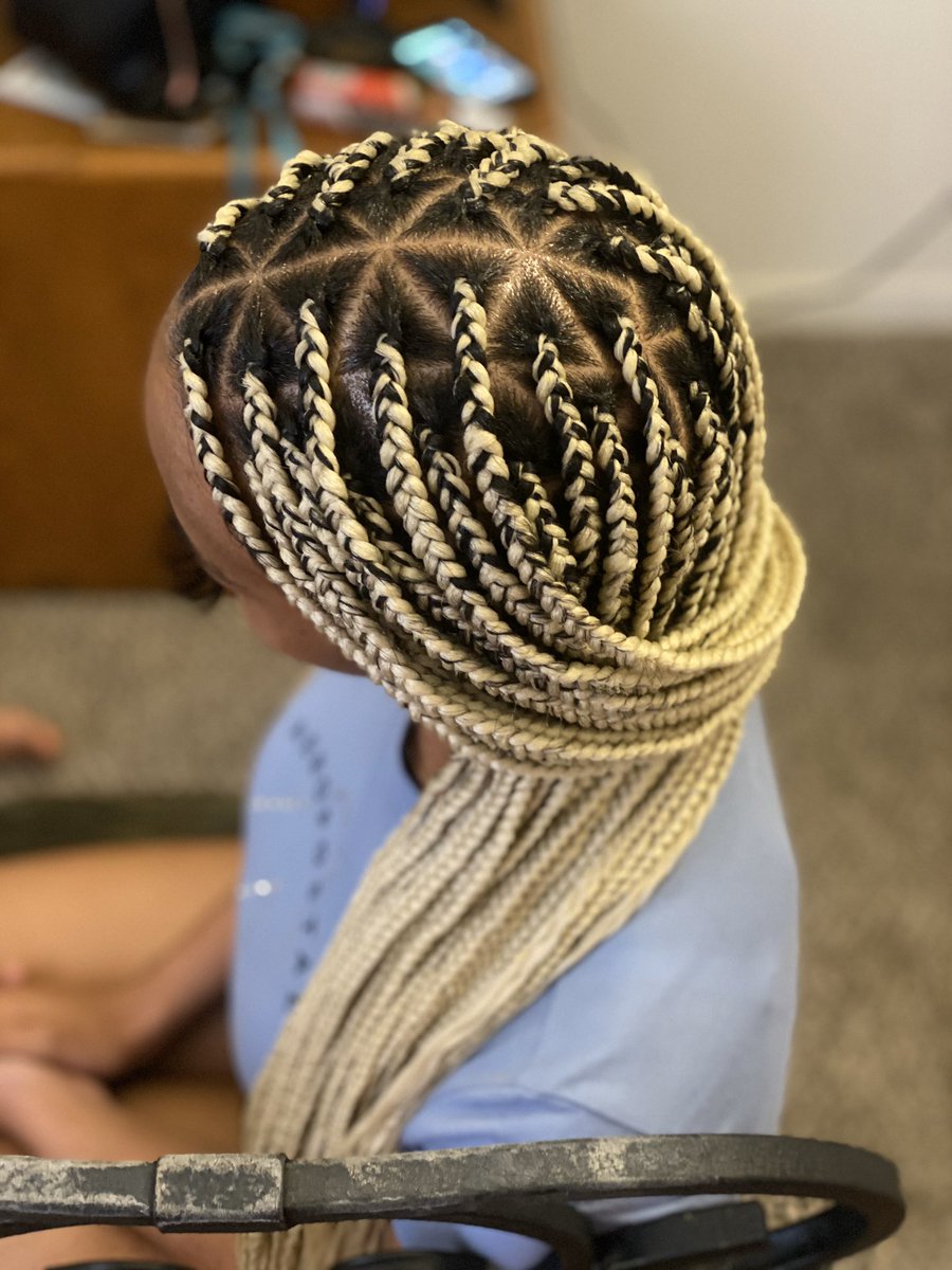simplyjustine4's tweet photo. Home Of The $150 Knotless β¨Book Me For Your Knotless Needs π
#SLAID #houstonbraiders #houstonbraider #houstonbraids #knotlessbraids #knotlessboxbraids #neatknotless #houstonbraidsstylist #stitchbraids #feedinbraids #feedinbraidshouston https://t.co/hwI6NUab7F