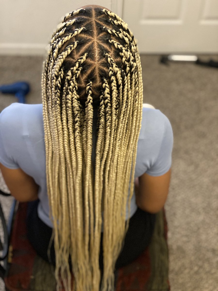 simplyjustine4's tweet photo. Home Of The $150 Knotless β¨Book Me For Your Knotless Needs π
#SLAID #houstonbraiders #houstonbraider #houstonbraids #knotlessbraids #knotlessboxbraids #neatknotless #houstonbraidsstylist #stitchbraids #feedinbraids #feedinbraidshouston https://t.co/hwI6NUab7F