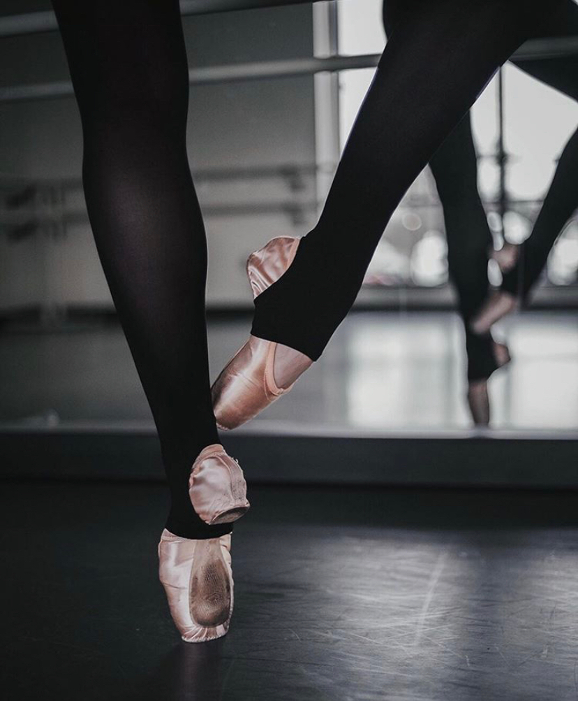 Nashville Ballet Apprentice, Erin Williams wearing her Freed of London Pointe Shoes in the studio😍

Do you wear Freed of London Pointe Shoes? If so, tag us in your images!😊

Image: Brooke Albertson📸