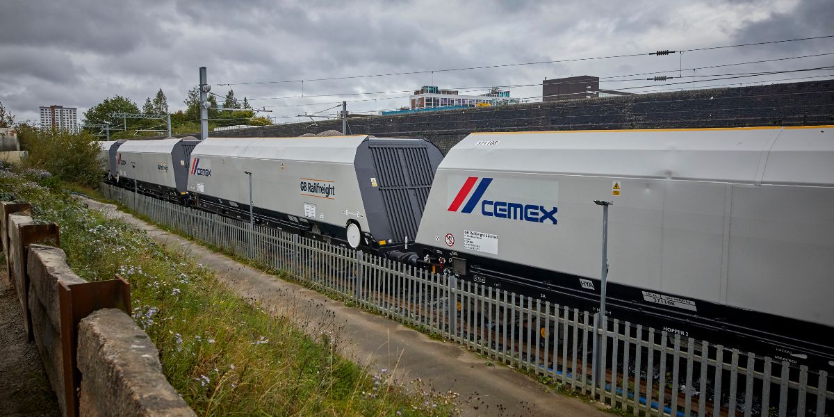 CEMEX_UK's tweet photo. 25,000 volts of electricity can jump from overhead cables on railway lines. This electricity is 100 times stronger than your supply at home &amp; always switched on. Don't take the risk - stay away from railway lines &amp; don't trespass 🚆 #railsafety #YouvsTrain #TrespassAwarenessWeek https://t.co/4NvU2Wy4gd