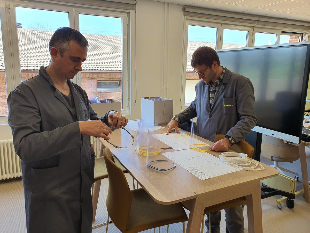 c_uriartetoledo's tweet photo. 🧑🏻‍⚕️👨🏼‍⚕️Desde el Gobierno Vasco, hemos enviado a todas consejerias de Educación y de Sanidad los planos y la información utilizada en nuestros centros de FP para crear pantallas protectoras, validadas por el Departamento de Salud. Toda ayuda es poca en estos momentos. Sigo 👇🏼 https://t.co/bbnsBZtPy5