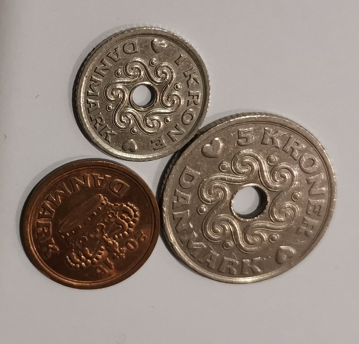 cambiodivisaRia's tweet photo. Recordando nuestros últimos viajes nos hemos encontrado monedas que nos han sobrado: coronas de #dinamarca, Lei de #Rumania y patacas de #Macao.
¿Vosotros guardáis monedas o billetes de recuerdo? ¿Compartís una foto con nosotros?
#souvenir #viajardesdecasa #yomequedoencasa https://t.co/gtbKL9117j